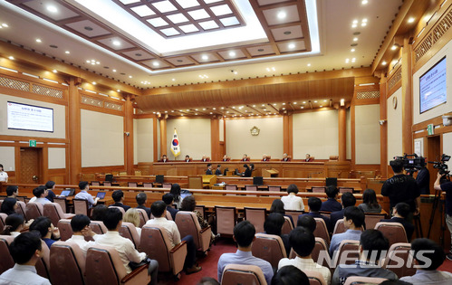 【서울=뉴시스】임태훈 기자 = 이진성 헌법재판소장을 비롯한 헌법재판관들이 28일 오후 서울 종로구 재동 헌법재판소 대심판정에서 열린 6월 심판사건 선고를 위해 자리에 앉아 있다.&nbsp; 이날 재판에서는 종교적 신념이나 양심 등을 이유로 입영을 거부하는 이른바 '양심적 병역거부'를 형사처벌하는 것이 헌법에 위반되는지 여부를 선고한다. 2018.06.28.&nbsp;&nbsp; taehoonlim@newsis.com