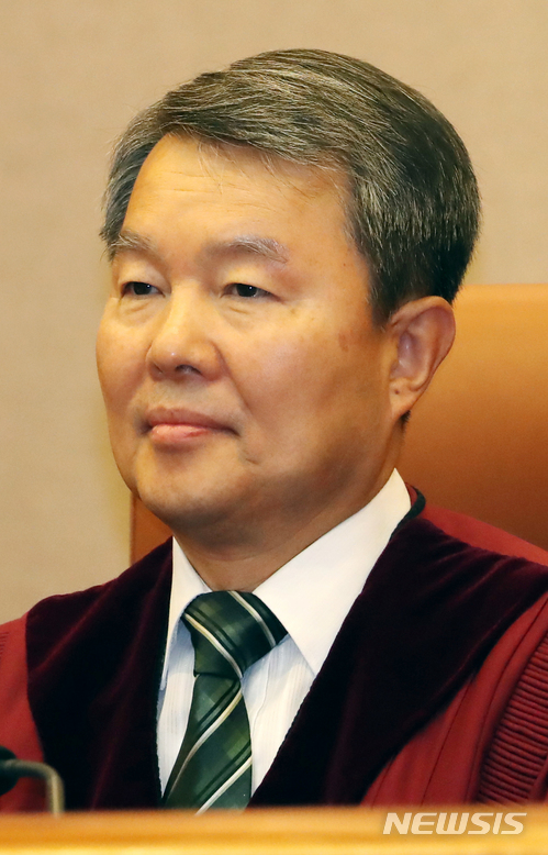 【서울=뉴시스】임태훈 기자 = 이진성 헌법재판소장이 28일 오후 서울 종로구 재동 헌법재판소 대심판정에서 열린 6월 심판사건 선고를 위해 자리에 앉아 있다. 2018.06.28.&nbsp;&nbsp; taehoonlim@newsis.com