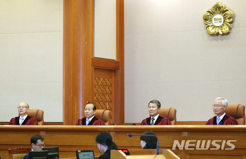 【서울=뉴시스】임태훈 기자 = 이진성 헌법재판소장을 비롯한 헌법재판관들이 28일 오후 서울 종로구 재동 헌법재판소 대심판정에서 열린 6월 심판사건 선고를 위해 자리에 앉아 있다. 헌법재판소는 이날 재판에서 “병역 의무도 중대한 공익이지만 개인의 양심적 자유도 중대한 가치”라며 병역거부 처벌조항인 병역법 88조 1항에 대해 합헌을 선고했다. 2018.06.28. taehoonlim@newsis.com