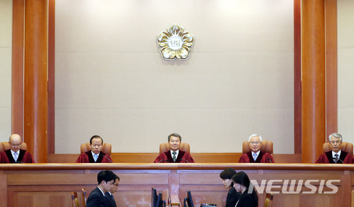 【서울=뉴시스】임태훈 기자 = 이진성 헌법재판소장을 비롯한 헌법재판관들이 지난달 28일 오후 서울 종로구 재동 헌법재판소 대심판정에서 열린 6월 심판사건 선고를 위해 자리에 앉아 있다. 2018.06.28.&nbsp; taehoonlim@newsis.com