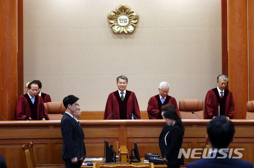 【서울=뉴시스】임태훈 기자 = 이진성 헌법재판소장을 비롯한 헌법재판관들이 28일 오후 서울 종로구 재동 헌법재판소 대심판정에서 열린 6월 심판사건 선고를 위해 자리로 이동하고 있다. 헌법재판소는 이날 “병역 의무도 중대한 공익이지만 개인의 양심적 자유도 중대한 가치”라며 병역거부 처벌조항인 병역법 88조 1항에 대해 합헌을 선고했다. 2018.06.28.&nbsp;&nbsp; taehoonlim@newsis.com