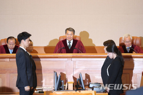 【서울=뉴시스】임태훈 기자 = 이진성 헌법재판소장을 비롯한 헌법재판관들이 28일 오후 서울 종로구 재동 헌법재판소 대심판정에서 열린 6월 심판사건 선고를 위해 자리에 앉아 있다.&nbsp;&nbsp; 헌법재판소는 이날 재판에서 “병역 의무도 중대한 공익이지만 개인의 양심적 자유도 중대한 가치”라며 병역거부 처벌조항인 병역법 88조 1항에 대해 합헌을 선고했다. 2018.06.28.&nbsp;&nbsp; taehoonlim@newsis.com