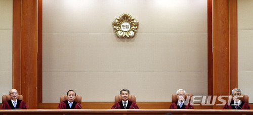 【서울=뉴시스】임태훈 기자 = 이진성 헌법재판소장을 비롯한 헌법재판관들이 28일 오후 서울 종로구 재동 헌법재판소 대심판정에서 열린 6월 심판사건 선고를 위해 자리에 앉아 있다. 2018.06.28. taehoonlim@newsis.com