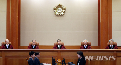 【서울=뉴시스】임태훈 기자 = 이진성 헌법재판소장을 비롯한 헌법재판관들이 28일 오후 서울 종로구 재동 헌법재판소 대심판정에서 열린 6월 심판사건 선고를 위해 자리에 앉아 있다.&nbsp; 헌법재판소는 이날 재판에서 “병역 의무도 중대한 공익이지만 개인의 양심적 자유도 중대한 가치”라며 병역거부 처벌조항인 병역법 88조 1항에 대해 합헌을 선고했다. 2018.06.28.&nbsp;&nbsp; taehoonlim@newsis.com