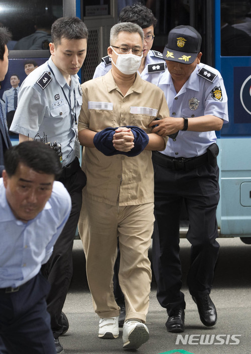 【서울=뉴시스】최동준 기자 = 댓글조작 의혹 관련 드루킹 김모 씨가 조사를 받기 위해 지난달 28일 오후 서울 서초구 특검 사무실로 소환되고 있다. 2018.06.28. photo@newsis.com