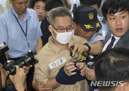 【서울=뉴시스】최동준 기자 = 댓글조작 의혹 관련 드루킹 김모 씨가 조사를 받기 위해 28일 오후 서울 서초구 특검 사무실로 소환되고 있다. 2018.06.28.&nbsp; photo@newsis.com 