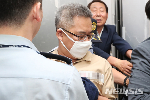 【서울=뉴시스】최동준 기자 = 댓글조작 의혹 관련 드루킹 김모 씨가 조사를 받기 위해 28일 오후 서울 서초구 특검 사무실로 소환되고 있다. 2018.06.28.&nbsp; photo@newsis.com