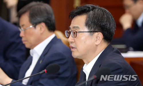 【서울=뉴시스】추상철 기자 = 김동연 경제부총리 겸 기획재정부 장관이 28일 오후 서울 종로구 정부서울청사에서 경제관계장관회의를 주재하고 '건설산업 혁신방안', '어촌뉴딜 300 추진계획' 등에 대해 논의하고 있다. 2018.06.28.&nbsp; scchoo@newsis.com