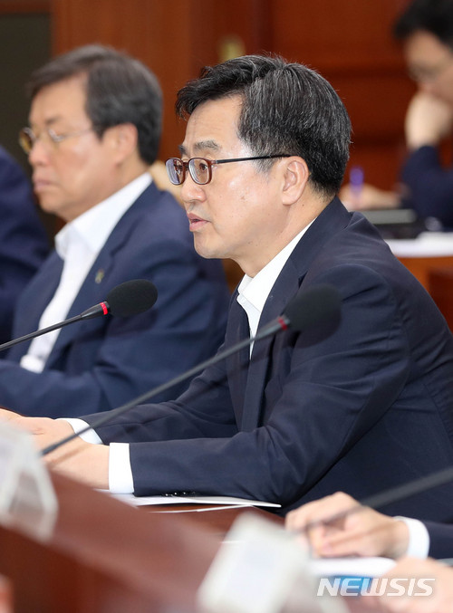 【서울=뉴시스】추상철 기자 = 김동연 경제부총리 겸 기획재정부 장관이 28일 오후 서울 종로구 정부서울청사에서 경제관계장관회의를 주재하고 '건설산업 혁신방안', '어촌뉴딜 300 추진계획' 등에 대해 논의하고 있다. 2018.06.28. scchoo@newsis.com