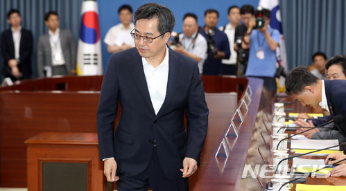 【서울=뉴시스】추상철 기자 = 김동연 경제부총리 겸 기획재정부 장관이 28일 오후 서울 종로구 정부서울청사에서 경제관계장관회의에 참석 자리로 향하고 있다. 2018.06.28.&nbsp; scchoo@newsis.com
