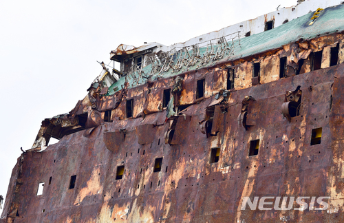 【목포=뉴시스】류형근 기자 = 세월호 직립 뒤 미수습자 5명 수색작업이 재개된 가운데 28일 오전 전남 목포시 목포신항에 세워져 있는 세월호 좌현 부분이 드러나 있다. 2018.06.28. hgryu77@newsis.com