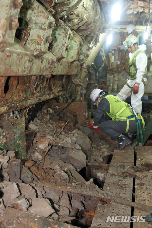 【목포=뉴시스】류형근 기자 = 세월호 직립 뒤 미수습자 5명 수색작업이 재개된 가운데 28일 오전 전남 목포시 목포신항에 세워져 있는 세월호 기관실에서 세월호현장수습본부가 유해 찾기 작업을 하고 있다. 2018.06.28. hgryu77@newsis.com