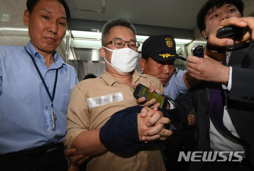 【서울=뉴시스】최동준 기자 = 댓글조작 의혹 관련 드루킹 김모 씨가 조사를 받기 위해 지난 28일 오후 서울 서초구 특검 사무실로 소환되고 있다. 2018.06.28. photo@newsis.com