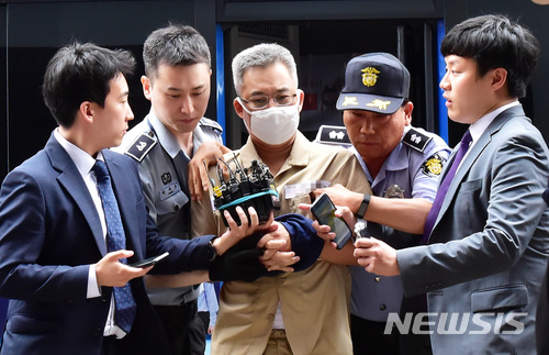 【서울=뉴시스】최동준 기자 = 댓글조작 의혹 관련 드루킹 김모 씨가 조사를 받기 위해 28일 오후 서울 서초구 특검 사무실로 소환되고 있다. 2018.06.28. photo@newsis.com