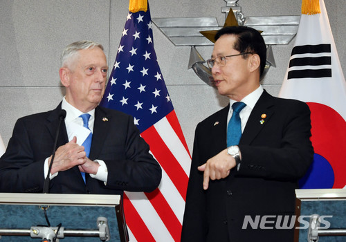 【서울=뉴시스】 송영무 국방부 장관(오른쪽)과 제임스 매티스 미국 국방부 장관. (뉴시스DB)