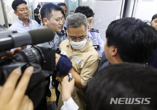 【서울=뉴시스】최동준 기자 = 댓글조작 의혹 관련 드루킹 김모씨가 조사를 받기 위해 지난달 28일 오후 서울 서초구 특검 사무실로 소환되고 있다. 2018.06.28. photo@newsis.com