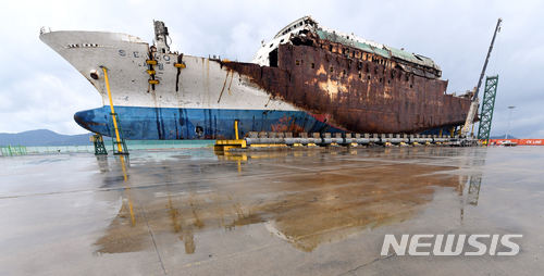 【목포=뉴시스】류형근 기자 = 세월호 직립 뒤 미수습자 5명 수색작업이 재개된 가운데 28일 오전 전남 목포시 목포신항에 세월호가 바로 세워져 있다.&nbsp; 2018.06.28. hgryu77@newsis.com