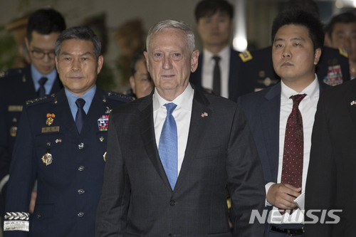 【서울=뉴시스】사진공동취재단 = 제임스 매티스(James Norman Mattis) 미국 국방장관이 28일 오후 서울 용산 국방부로 한·미 국방장관 회담을 위해 들어오고 있다.  국방부는 "이번 회담에서 남북 및 북미정상회담 합의사항 이행을 위한 한·미 국방 당국 간 협력 사안과 전작권 전환 등 주요 동맹 사안 등을 논의할 예정"이라 밝혔다. 2018.06.28.  photo@newsis.com