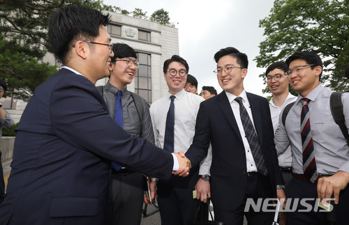 【서울=뉴시스】임태훈 기자 = '양심적 병역 거부' 심판 선고가 열린 28일 오후 서울 종로구 재동 헌법재판소에서 양심적 병역거부자들이 선고 결과에 기뻐하며 악수하고 있다.&nbsp; 헌재는 이날 재판에서 “병역 의무도 중대한 공익이지만 개인의 양심적 자유도 중대한 가치”라며 병역거부 처벌조항인 병역법 88조 1항에 대해 합헌을 선고, 병역 종류 규정한 병역법 5조1항은 "과잉금지원칙에 위배해 양심적 병역거부자의 양심의 자유를 침해한다"며 헌법불합치 판결을 내렸다. 2018.06.28.&nbsp;&nbsp; taehoonlim@newsis.com