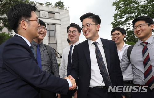 【서울=뉴시스】임태훈 기자 = '양심적 병역 거부' 심판 선고가 열린 28일 오후 서울 종로구 재동 헌법재판소에서 양심적 병역거부자들이 선고 결과에 기뻐하며 악수하고 있다.&nbsp; 2018.06.28.&nbsp;&nbsp; taehoonlim@newsis.com