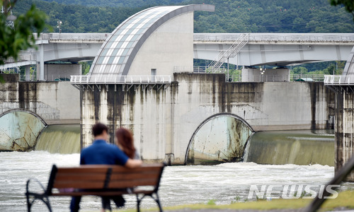 【대구=뉴시스】우종록 기자 = 빗줄기가 약해지면서 장맛비가 소강상태를 보인 28일 오후 대구시 달성군 다사읍 강정고령보에서 수문을 통해 많은 물이 쏟아지고 있다. 2018.06.28. wjr@newsis.com