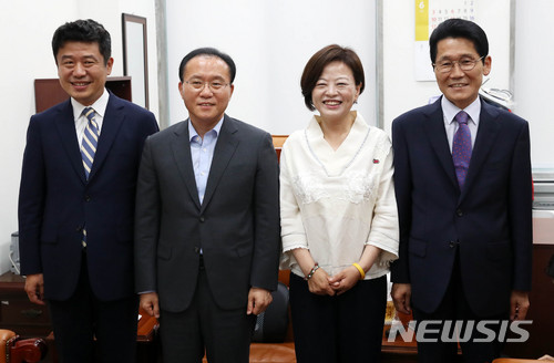 【서울-뉴시스】홍효식 기자 = 28일 오후 서울 여의도 국회에서 열린 교섭단체 원내수석부대표들이 원구성 협상을 위한 회동에 앞서 기념촬영을 하고 있다. 왼쪽부터 바른미래당 유의동, 자유한국당 윤재옥, 더불어민주당 진선미, 평화와정의 윤소하 원내수석부대표. 2018.06.28. yesphoto@newsis.com