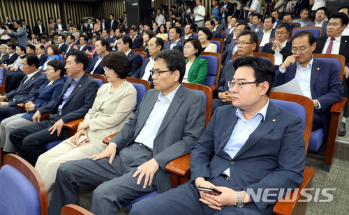 【서울=뉴시스】박영태 기자 = 28일 오후 서울 영등포구 여의도 국회에서 진행된 자유한국당 의원총회에 많은 의원들이 참석해 자리에 앉아 있다. 2018.06.28. since1999@newsis.com