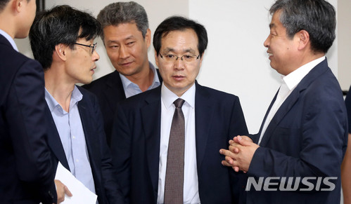 【서울=뉴시스】추상철 기자 = 제8차 최저임금위원회 전원회의가 열린 28일 오후 서울 중구 직업능력심사평가원에서 류장수(오른쪽 두번째) 최저임금위원장이 참석한 위원과 대화하고 있다. 2018.06.28.&nbsp; scchoo@newsis.com