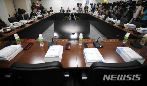 내년도 최저임금 심의 법정기한 마지막날도 '헛바퀴'