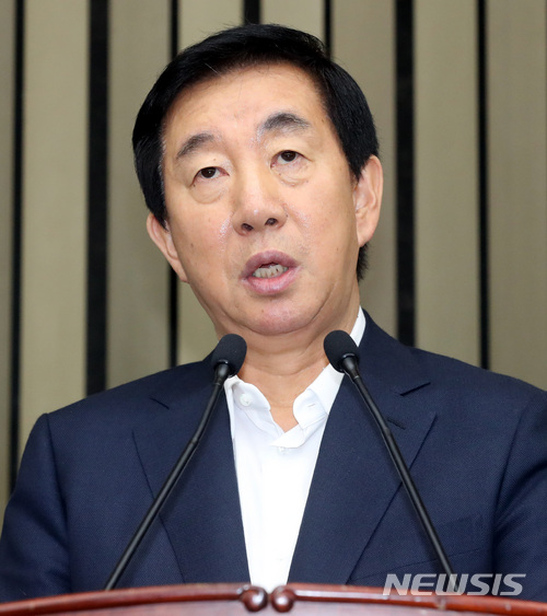 【서울=뉴시스】박영태 기자 = 28일 오후 서울 영등포구 여의도 국회에서 진행된 자유한국당 의원총회에서 김성태 원내대표가 공개발언을 하고 있다. 2018.06.28.since1999@newsis.com