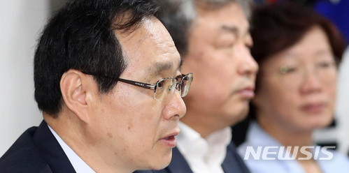 【서울=뉴시스】추상철 기자 = 제8차 최저임금위원회 전원회의가 열린 28일 오후 서울 중구 직업능력심사평가원에서 류장수 최저임금위원장이 회의를 주재하고 있다. 2018.06.28. scchoo@newsis.com