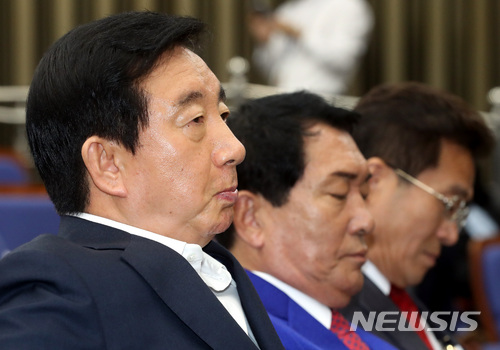 【서울=뉴시스】박영태 기자 = 28일 오후 서울 영등포구 여의도 국회에서 진행된 자유한국당 의원총회에서 김성태 원내대표가 의원 발언을 들으며 생각에 잠겨 있다. 2018.06.28.since1999@newsis.com