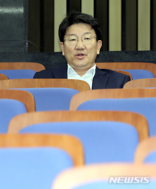 【서울=뉴시스】박영태 기자 = 28일 오후 서울 영등포구 여의도 국회에서 진행된 자유한국당 의원총회에 권성동 의원이 참석해 자리에 앉아 있다. 2018.06.28.since1999@newsis.com