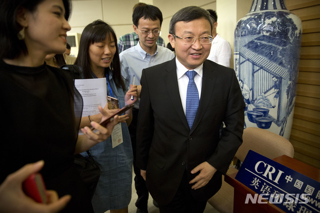 【베이징=AP/뉴시스】23일 중국 상무부가 22~23일 워싱턴에서 열린 미중 차관급 무역협상에 대해 "양측이 건설적이고 진솔한 교류를 진행했다"고 평가했다. 지난 6월 28일 베이징에서 왕서우원 중국 상무부부장 겸 국제무역협상 부대표가 기자회견장을 떠나고 있다. 2018.08.24