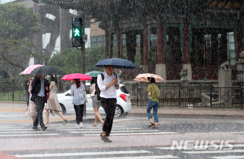 【서울=뉴시스】이영환 기자 = 대기불안정으로 갑작스레 소나기가 내린 28일 오후 서울 종로구 광화문사거리에서 시민들이 비를 피해 발걸음을 재촉하고 있다. 2018.06.28.&nbsp; 20hwan@newsis.com