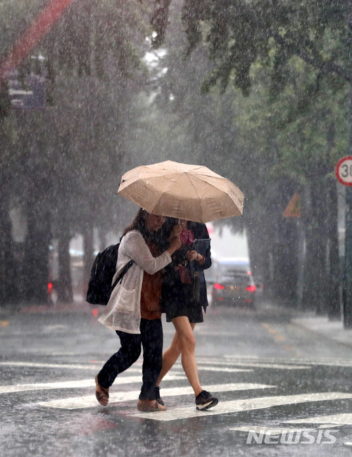 【서울=뉴시스】이영환 기자 = 대기불안정으로 갑작스레 소나기가 내린 28일 오후 서울 종로구 외교부 앞에서 시민들이 비를 피해 이동하고 있다. 2018.06.28.&nbsp; 20hwan@newsis.com