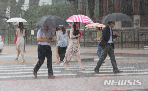 【서울=뉴시스】이영환 기자 = 대기불안정으로 갑작스레 소나기가 내린 28일 오후 서울 종로구 광화문사거리에서 시민들이 비를 피해 발걸음을 재촉하고 있다. 2018.06.28.&nbsp; 20hwan@newsis.com