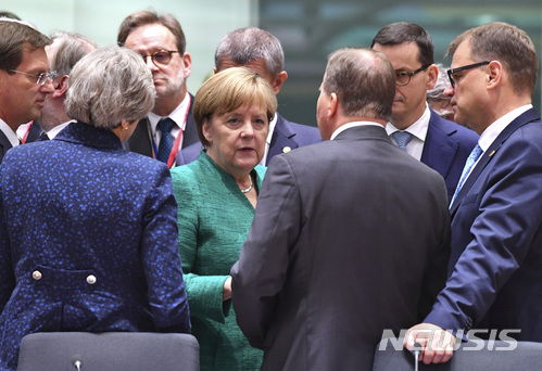 【브뤼셀=AP/뉴시스】 EU 정상들이 28일 원탁회의에 착석하기 앞서 잠시 서서 이야기를 나누고 있다. 어느새 얼굴에 웃음기가 걷혀졌다. 가운데 있는 메르켈 독일 총리는 이틀 회의에서 이주자 관련 협력을 구체화하지 못하면 앞날이 어둡다. 2018. 6. 28.&nbsp; 