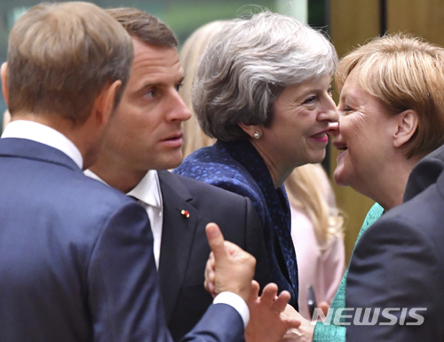 【브뤼셀=AP/뉴시스】 28일 EU 정상회의 회의장에 도착한 앙겔라 메르켈 독일 총리와 테리사 메이 영국 총리가  뺨 인사하고 있다. 2018. 6. 28. 