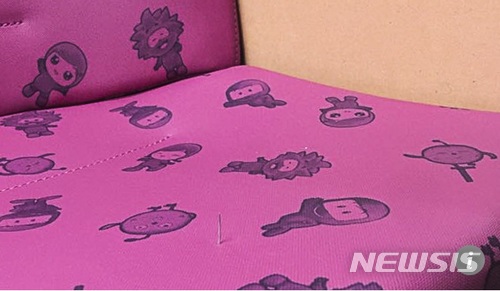 【서울=뉴시스】버스 좌석에 바늘이 꽂혀있는 모습. (사진출처: 홍콩 사우스차이나모닝포스트 홈페이지 캡처)2018.06.28.