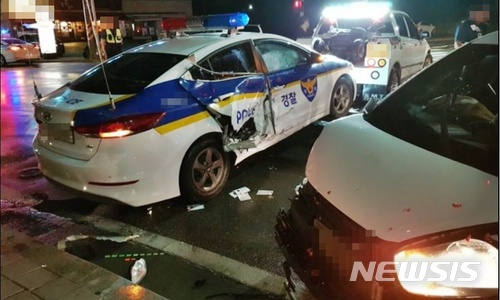 【제천=뉴시스】강신욱 기자 = 28일 오후 11시20분께 충북 제천시 모산동 한 사거리에서 여성운전자의 음주운전으로 충돌사고를 당한 경찰 순찰차가 견인되고 있다. 2018.06.29. (사진=독자 제공) photo@newsis.com