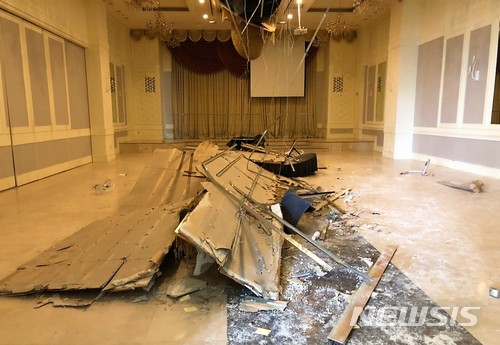 【대구=뉴시스】민경석 기자 = 대구 한 호텔에서 연회장 천장에 달려있던 대형 샹들리에가 무너져 내리는 위험천만한 사고가 발생했다. 2018.06.29. (사진=달서구청 제공) photo@newsis.com