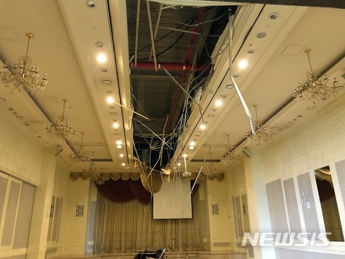 【대구=뉴시스】민경석 기자 = 대구 한 호텔에서 연회장 천장에 달려있던 대형 샹들리에가 무너져 내리는 위험천만한 사고가 발생했다. 2018.06.29. (사진=달서구청 제공) photo@newsis.com
