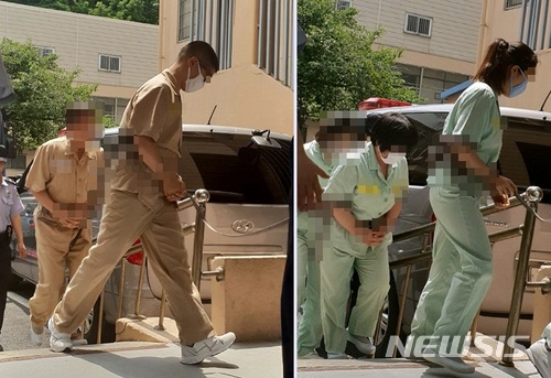 【전주=뉴시스】윤난슬 기자 = '고준희양 암매장 사건'의 선고 공판이 열린 29일 오전 전북 전주시 덕진동 전주지방법원에서 친부인 고모(37·왼쪽)씨와 내연녀 이모(36)씨, 이씨의 어머니 김모(62)씨가 재판 전 호송차에서 내려 대기실로 이동하고 있다. 2018.06.29.  yns4656@newsis.com