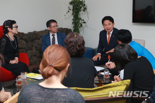 【제주=뉴시스】조수진 기자 = 지난 28일 원희룡 제주도지사(오른쪽 위)가 집무실에서 난민 수용 반대를 주장하는 제주난민대책도민연대(위원장 양은옥)를 만나 난민법 개정 등 요구사항을 듣고 있다. 2018.06.29. (사진=제주특별자치도 제공)&nbsp; photo@newsis.com