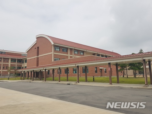 【서울=뉴시스】김성진 기자 = 주한미군은 29일 오전 경기 평택시 캠프 험프리스에서 유엔군 및 주한미군 사령부 청사 개관식 행사를 가졌다. 사진은 캠프 험프리스 내 '험프리스 고등학교'. 1000명 이상의 학생이 재학 중이다. 2018.06.29.ksj87@newsis.com