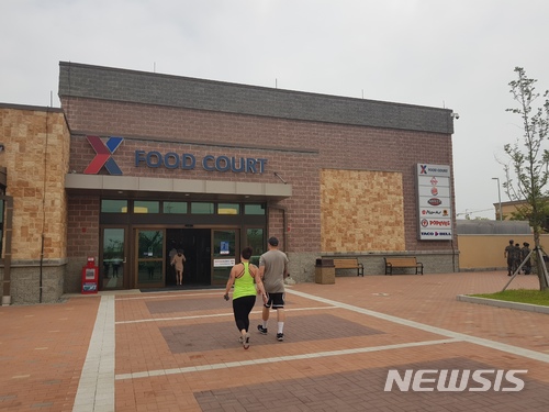 【서울=뉴시스】김성진 기자 = 주한미군은 29일 오전 경기 평택시 캠프 험프리스에서 유엔군 및 주한미군 사령부 청사 개관식 행사를 가졌다. 사진은 캠프 험프리스 내 푸드코트. 이곳에는 스타벅스, 버거킹뿐만 아니라 미국 외식 프랜차이즈 등이 다양하게 입주해있다. 2018.06.29.ksj87@newsis.com