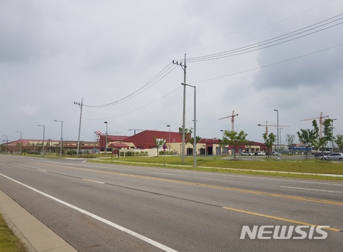 【서울=뉴시스】김성진 기자 = 주한미군은 29일 오전 경기 평택시 캠프 험프리스에서 유엔군 및 주한미군 사령부 청사 개관식 행사를 가졌다. 사진은 캠프 험프리스 모습. 곳곳에 타워크레인이 세워져있다. 2018.06.29.ksj87@newsis.com