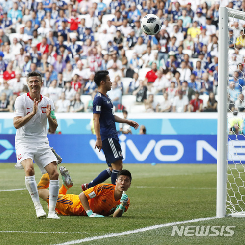 Poland&#039;s Robert Lewandowski, left, applauds for a pass as Japan&#039;s goalkeeper Eiji Kawashima eyes the ball during the group H match between Japan and Poland at the 2018 soccer World Cup at the Volgograd Arena in Volgograd, Russia, Thursday, June 28, 2018. (AP Photo/Eugene Hoshiko)