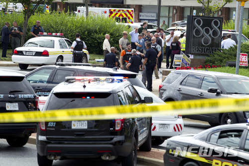 【애너폴리스=AP/뉴시스】 28일(현지시간) 오후 미국 메릴랜드 주 애너폴리스에 있는 일간지 캐피털 가제트 신문사에서 총기난사 사건이 발생해 최소 5명이 사망했다. 사진은 신문사 주변에 경찰이 배치돼있는 모습. 2018.06.29.
